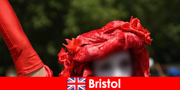 Rucksacktouristen verdienen Ihr Lebensunterhalt als Straßenkünstler in Bristol