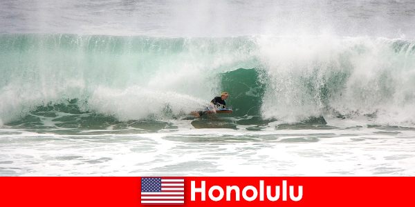 Inselparadies Honolulu bietet Perfekte Wellen für Hobby und Profi Surfer