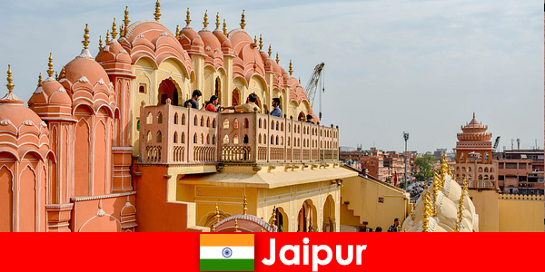 Eindrucksvolle Paläste und die neueste Mode finden Touristen in Jaipur von Indien