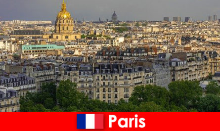 Touristen lieben den Stadtkern von Paris mit seinen Ausstellungen und Kunstgalerien