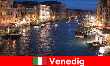 Venedig eine Stadt mit Gondeln und seinen zahlreichen Kunstschätzen