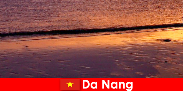 दा नांग मध्य वियतनाम में एक तटीय शहर है और अपने रेतीले समुद्र तटों के लिए लोकप्रिय है
