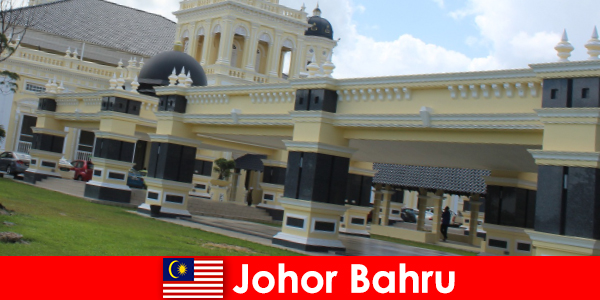 Johor Bahru byen på havnen tiltrækker ikke kun troende til den gamle moske, men også turister