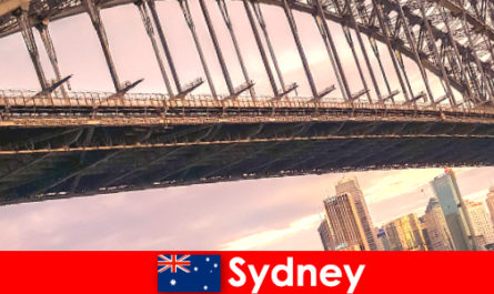Sydney mit seinen Brücken ist ein sehr beliebtes Reiseziel für Australien Reisende