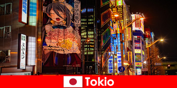 Eintauchen in die Welt der japanischen Manga für junge Touristen in Tokio