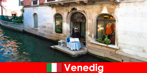 इटली में वेनिस के पुराने शहर में खरीदारी पर्यटकों के लिए शुद्ध यात्रा अनुभव