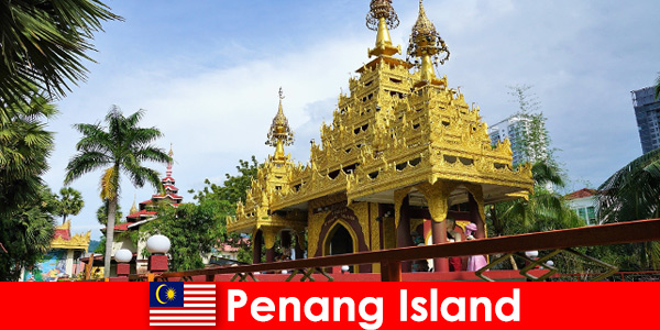 在槟城岛的寺庙建筑群中体验外国游客的顶级体验