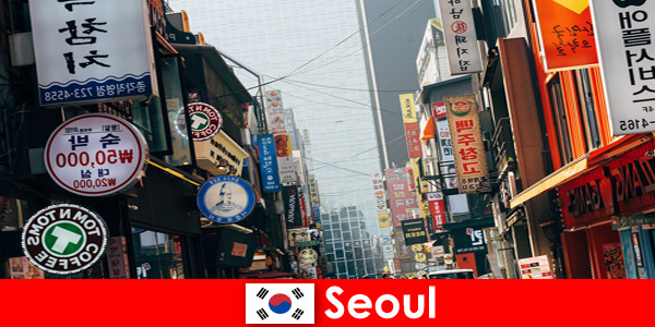 Seoul in Korea die spannende Stadt der Lichter und Reklamen für Nacht-Touristen