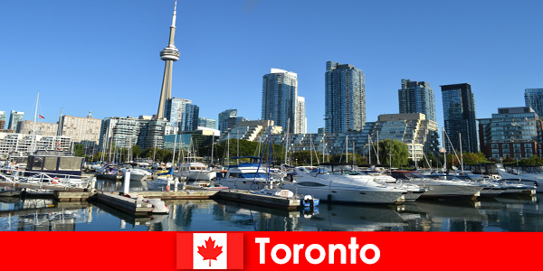 Το Τορόντο στον Καναδά είναι μια σύγχρονη μητρόπολη δίπλα στη θάλασσα πολύ δημοφιλής για τους τουρίστες της πόλης  