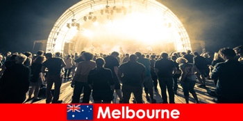 Fremde besuchen jedes Jahr die kostenlosen Open-Air Konzerte in Melbourne Australien