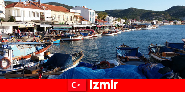 Aktive Reiselustige pendeln zwischen Stadt und Strand in Izmir Türkei