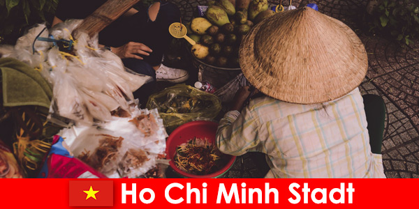 Ausländer probieren die Vielfalt der Garküchen in Ho Chi Minh Stadt Vietnam aus