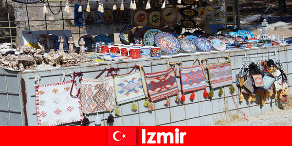 이즈미르 터키 의 바자 지구에서 낯선 사람들을위한 산책 경험
