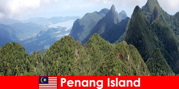 Οι παραθεριστές εξερευνούν τη μεγάλη φύση με το τελεφερίκ στο νησί Penang της Μαλαισίας