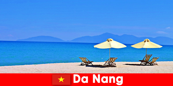 Οι τουρίστες πακέτο χαλαρώνουν στις γαλαζοπράσινες παραλίες στο Da Nang Βιετνάμ