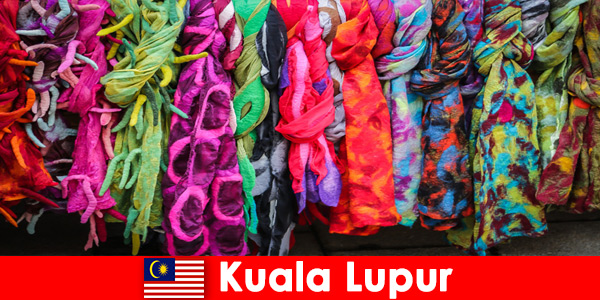 Kulturelle turister i Kuala Lumpur Malaysia oplever det fremragende håndværk