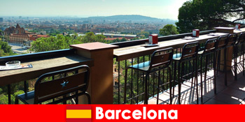 Großstadtflair pur für Besucher in Barcelona Spanien mit Bars, Restaurants und Kunstszene