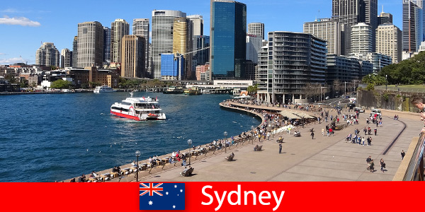 दुनिया भर से आगंतुकों के लिए सिडनी ऑस्ट्रेलिया के पूरे शहर पर मनोरम दृश्य