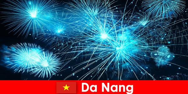 Da Nang Vietnam Touristen erleben atemberaubende Feuerhows beim Dinner