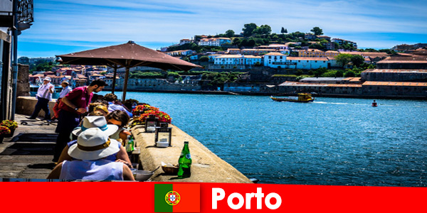 Προορισμός για μικρά διαλείμματα στα υπέροχα ψαρο εστιατόρια στο λιμάνι του Πόρτο Πορτογαλία