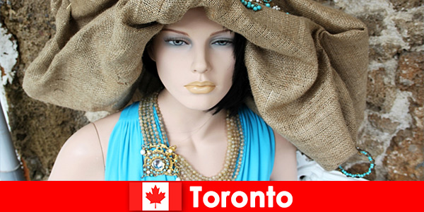 Besøgende vil finde alle mulige finurlige butikker i det kosmopolitiske centrum af Toronto Canada