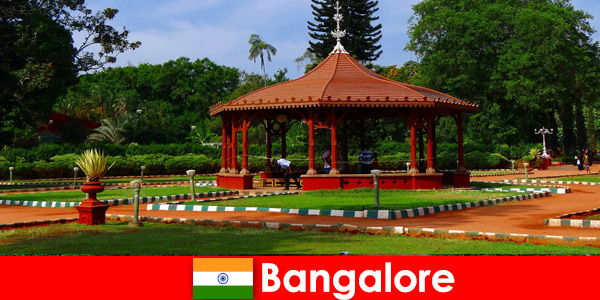 Touristen aus dem Ausland erwartet herrliche Bootsausflüge und tolle Gärten in Bangalore Indien