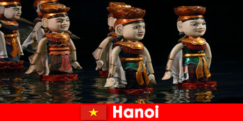 Bekannte Aufführungen im Wasserpuppentheater begeistern Fremde in Hanoi Vietnam