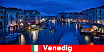 Italien Venedig Leidenschaftliche Frauen als Reisebegleitung bei reizvollen Bootsfahrten