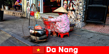 Fremde tauchen in die Welt der Straßenküche von Da Nang Vietnam ein