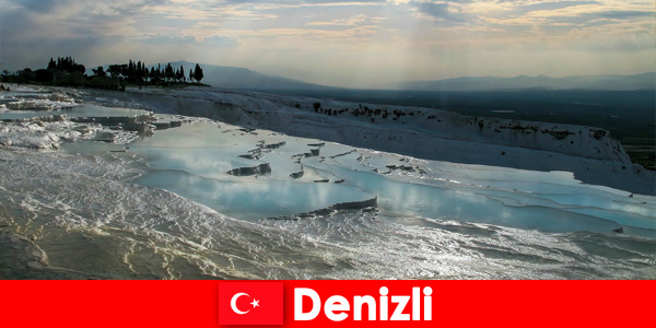 데니즐리 터키의 치유 온천에서 관광객을위한 스파 휴가