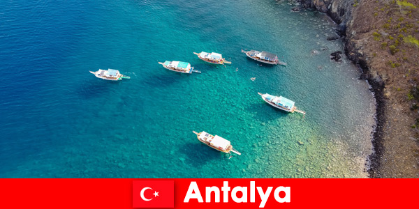 游客使用最后一次阳光在安塔利亚土耳其度假