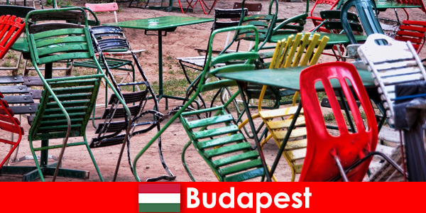 有趣的小餐厅，酒吧和餐馆等待游客在美丽的布达佩斯匈牙利