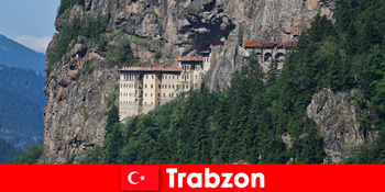 Alte Klosterruinen in Trabzon Türkei laden neugierige Touristen zum Besuch ein