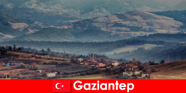 在土耳其加济安泰普的山地和山谷中带导游的徒步旅行路线