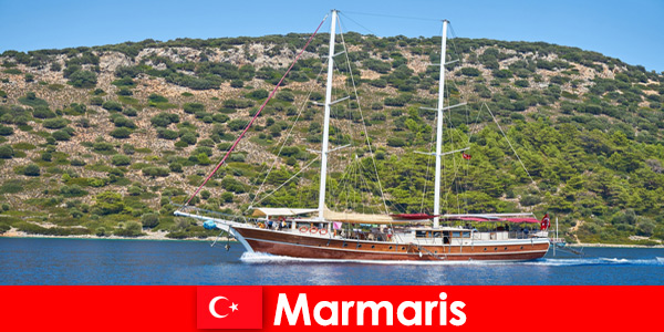 在土耳其马尔马里斯，年轻游客的度假之旅与流行的乘船游览