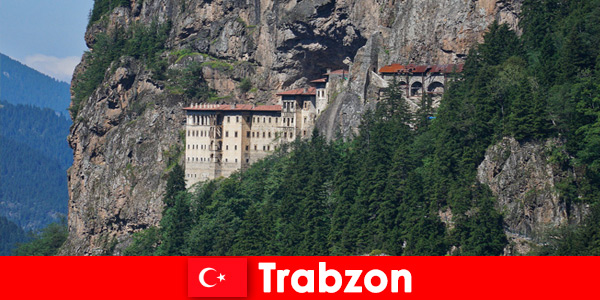Alte Klosterruinen in Trabzon Türkei laden neugierige Touristen zum Besuch ein