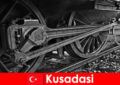 Hobbytouristen besuchen in Kusadasi Türkei das Freilichtmuseum von alten Lokomotiven