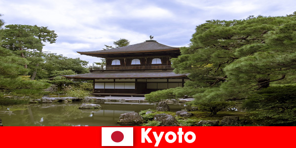 क्योटो जापान में पर्यटकों के लिए पुराने शिल्प के साथ मूल दुकानें