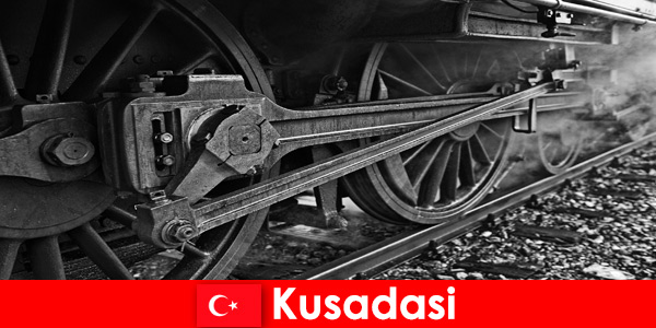 业余爱好者游客参观土耳其库萨达斯的旧机车露天博物馆