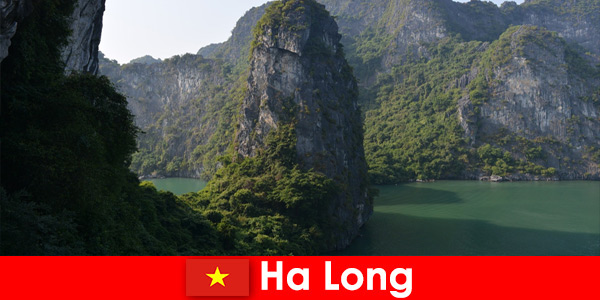 Spannende Touren und Höhlenforschung für Urlauber in Ha Long Vietnam