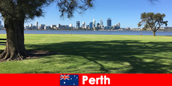 Abenteuerreise mit Freunden durch die Stadtlandschaft in Perth Australien