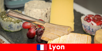 Urlauber genießen in Lyon Frankreich kulinarische Köstlichkeiten