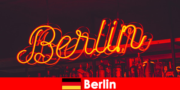 Ζήστε τη συνοδεία στο Βερολίνο σε μια συνάντηση σε ένα καφέ με κορυφαία κορίτσια κλήσης