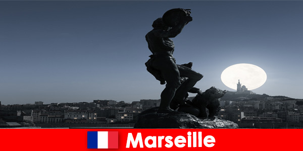 마르세유 프랑스는 많은 문화와 역사를 가진 다채로운 얼굴의 도시입니다.