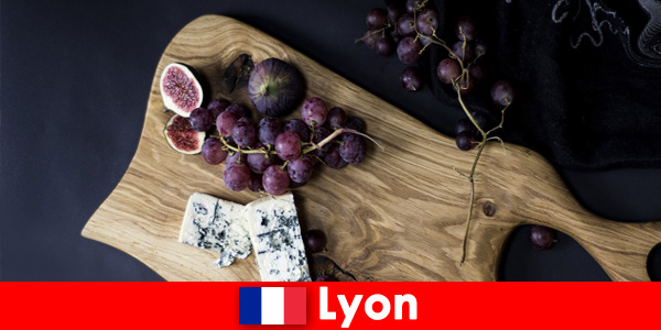 ल्योन फ्रांस में मछली, पनीर, अंगूर और बहुत कुछ के ताजा व्यंजनों का आनंद लें