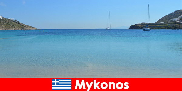 行楽客はミコノス島ギリシャの太陽と透き通った水が大好きです