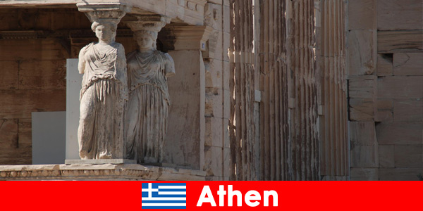 Statuer af guder og myter glæder turister i Athen Grækenland  