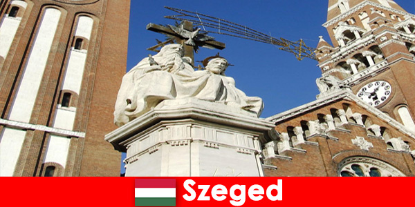 Szeged हंगरी के लिए पर्यटकों के लिए तीर्थयात्रा एक यात्रा के लायक है