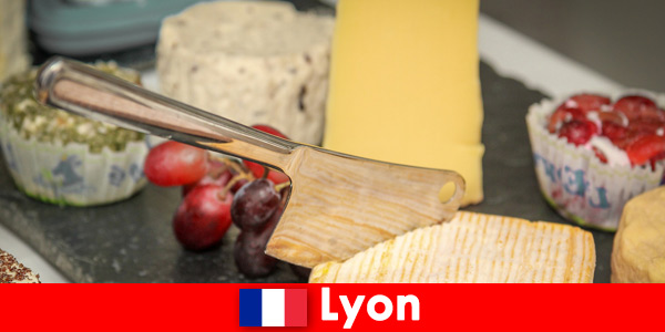 Urlauber genießen in Lyon Frankreich kulinarische Köstlichkeiten