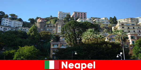 Napoli i Italien en by som fra et postkortmotiv